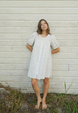 Load image into Gallery viewer, Oak Meadow Paper Daisy Mini Puff