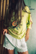 Load image into Gallery viewer, Ciao Ciao Vacation LUMUT VACATION CROP TEE
