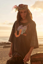 Load image into Gallery viewer, SABBI THE CHASE YOUR DREAMS TEE