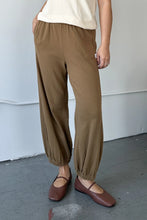 Load image into Gallery viewer, BALLOON PANTS - TOBACCO

