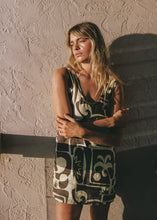 Load image into Gallery viewer, Poolside Paradiso - Beachcomber 100% Linen U Shift Dress - Banana
