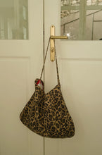 Load image into Gallery viewer, LE BON SHOPPE HAPPY CARRY BAG - LEOPARD

