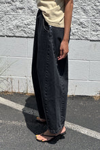 Load image into Gallery viewer, LE BON SHOPPE - ARC PANTS BLACK DENIM
