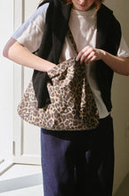 Load image into Gallery viewer, LE BON SHOPPE HAPPY CARRY BAG - LEOPARD
