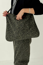 Load image into Gallery viewer, LE BON SHOPPE HAPPY CARRY BAG - FERN LEOPARD
