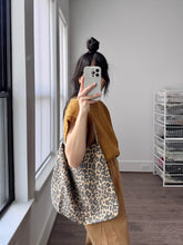 Load image into Gallery viewer, LE BON SHOPPE HAPPY CARRY BAG - LEOPARD
